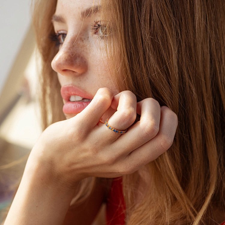 Каблучка з доріжкою блакитного та жовтого каменів (червоне золото) 815к від ювелірного магазину Онікс - 2