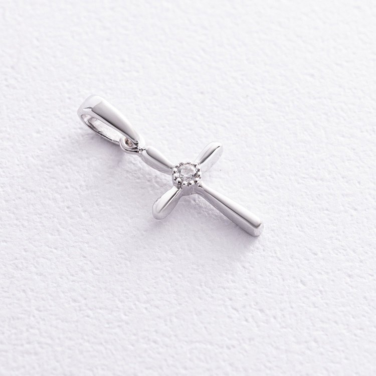 Хрестик з фіанітами в білому золоті п03839 від ювелірного магазину Онікс