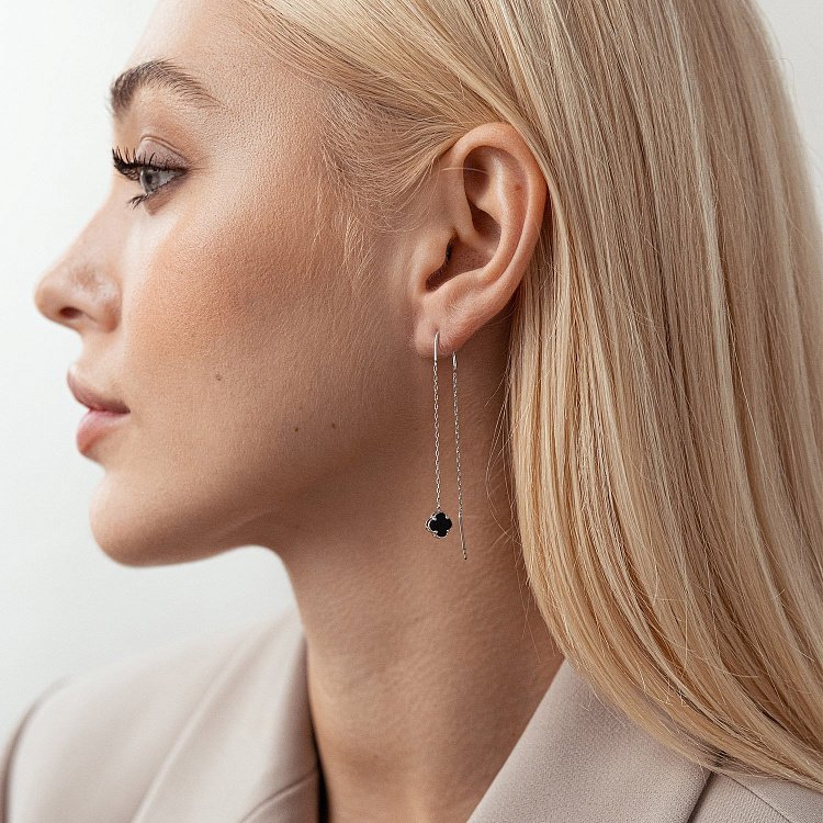 Срібні сережки - протяжки "Конюшина" з оніксом 123173 від ювелірного магазину Онікс - 2