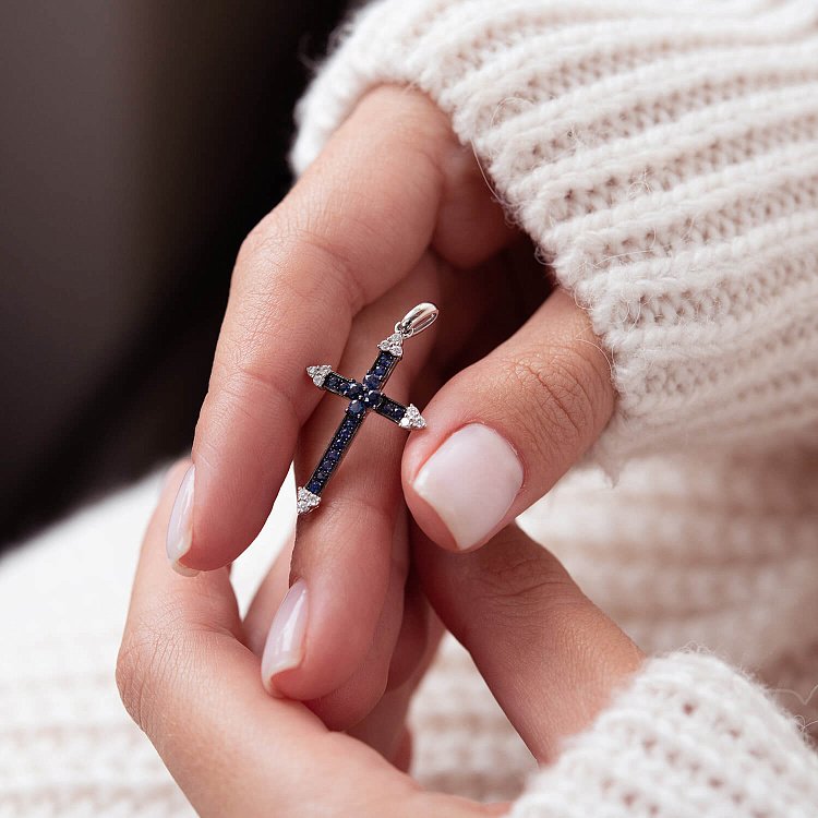 Золотой крестик с синими сапфирами и бриллиантами 1П759-0149 от ювелирного магазина Оникс - 1