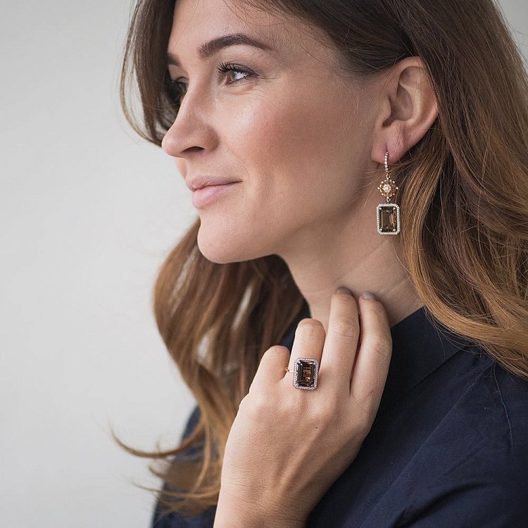 Золота каблучка з раухтопазом і фіанітами 14032082р від ювелірного магазину Онікс - 4