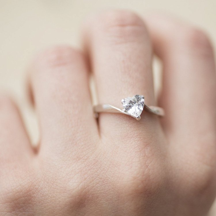 Серебряное помолвочное кольцо "Фианит в форме сердца" 111938 от ювелирного магазина Оникс - 4