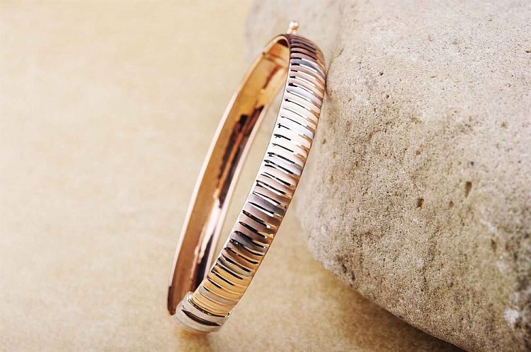 Жесткий золотой женский браслет б01218 от ювелирного магазина Оникс - 1