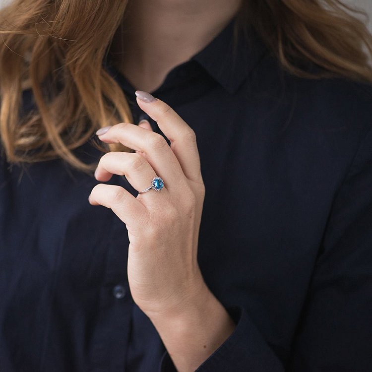 Золота каблучка з топазом swiss і фіанітами 14032138 від ювелірного магазину Онікс - 8