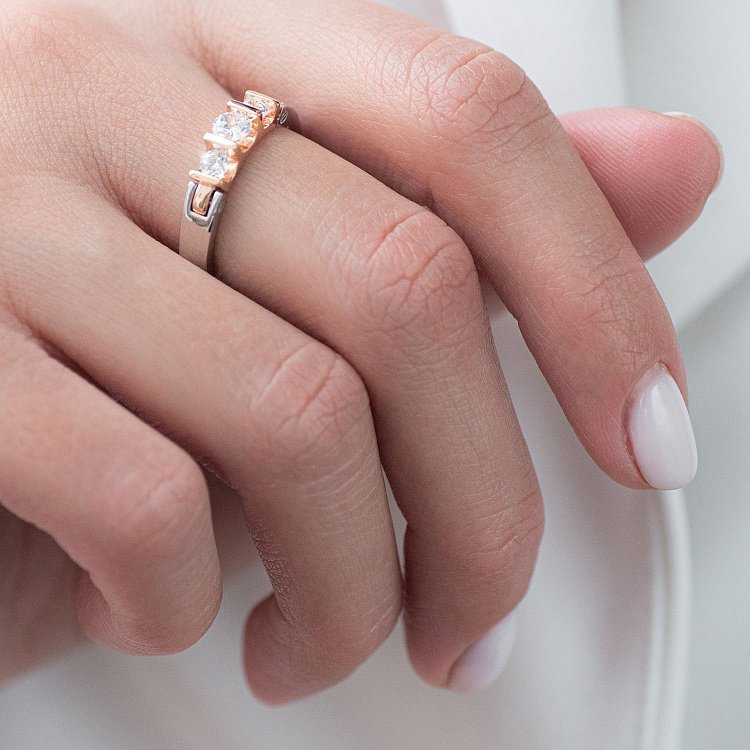 Золотое кольцо с фианитами к06727 от ювелирного магазина Оникс - 1