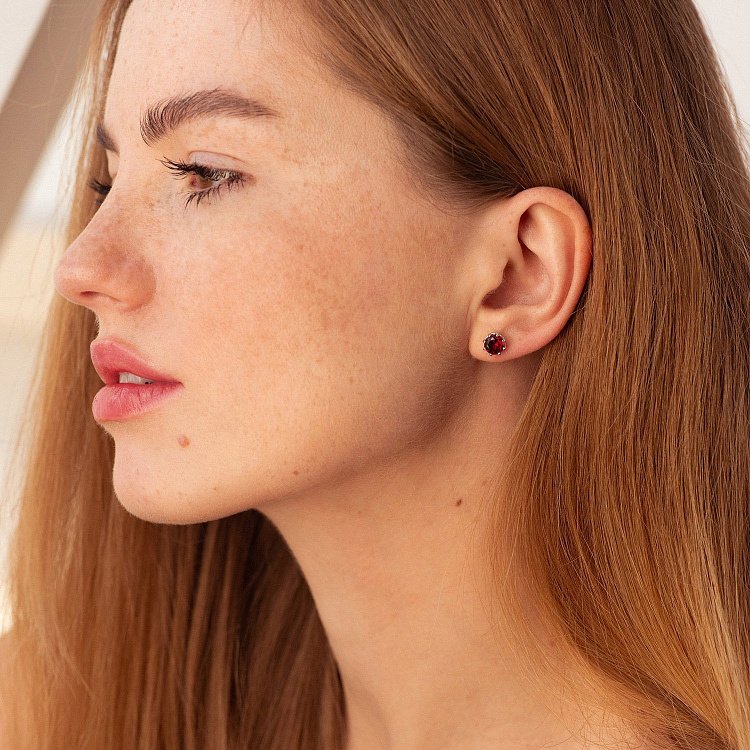 Золотые серьги - пусеты (пироп) с06672 от ювелирного магазина Оникс - 1