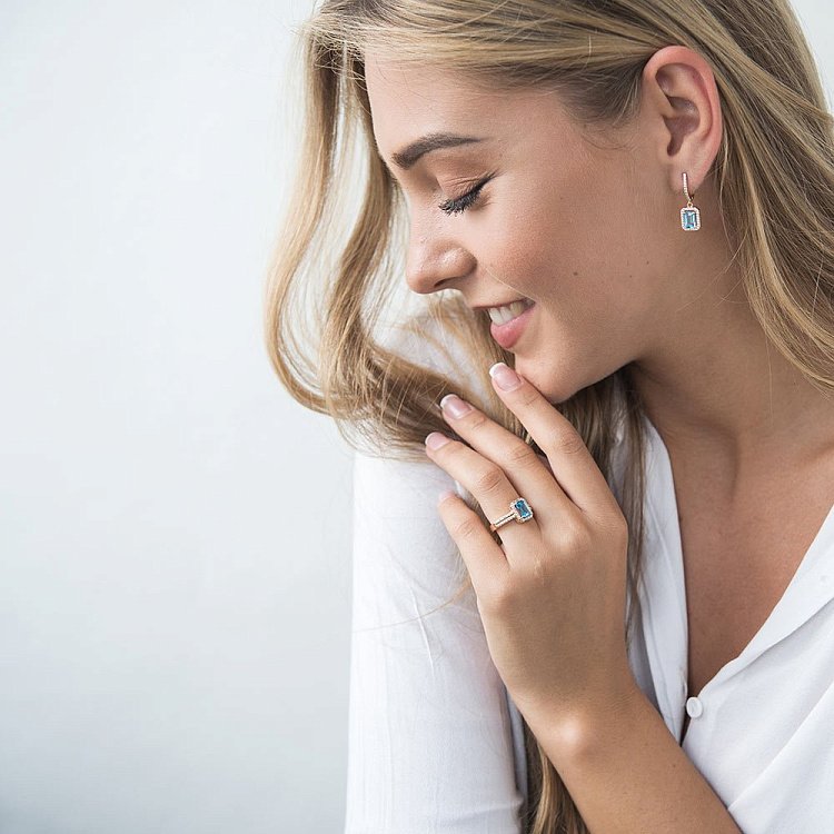 Золотые серьги с голубым топазом и фианитами с04179 - 3 Золотые серьги с голубым топазом и фианитами с04179 от ювелирного магазина Оникс - 3