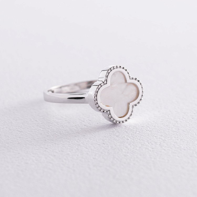 Кольцо "Клевер" в белом золоте (перламутр) к06737 от ювелирного магазина Оникс