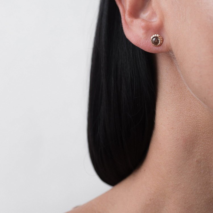 Золотые серьги-пусеты (дымчатый кварц) с05257 от ювелирного магазина Оникс - 1