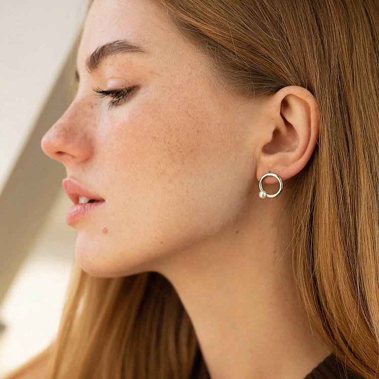 Срібні сережки-пусети "Кругообіг" з перлами 122593 від ювелірного магазину Онікс - 2