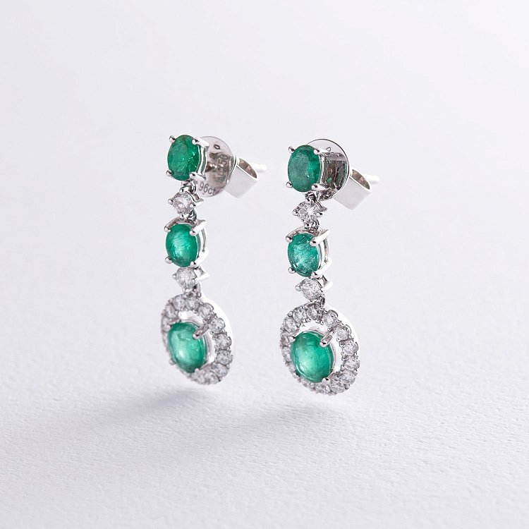 Золотые серьги с изумрудами и бриллиантами DE3735Echa от ювелирного магазина Оникс