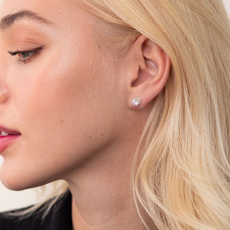 Серебряные серьги - пусеты с фианитами 121987 от ювелирного магазина Оникс - 1