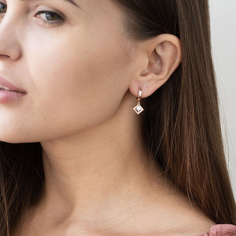 Золоті сережки "Ромбики" з фіанітами с07021 від ювелірного магазину Онікс - 1