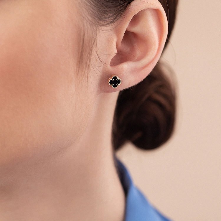 Cерьги - пусеты "Клевер" с ониксом mini (желтое золото) с08405 от ювелирного магазина Оникс - 3