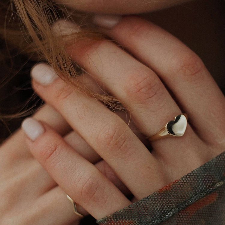 Кольцо "Сердечко" в желтом золоте (возможна гравировка) к07136 - 16 Кольцо "Сердечко" в желтом золоте (возможна гравировка) к07136 от ювелирного магазина Оникс - 16