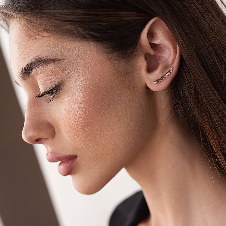 Золотые серьги - клаймберы с листиками (фианит) с06265 от ювелирного магазина Оникс - 1