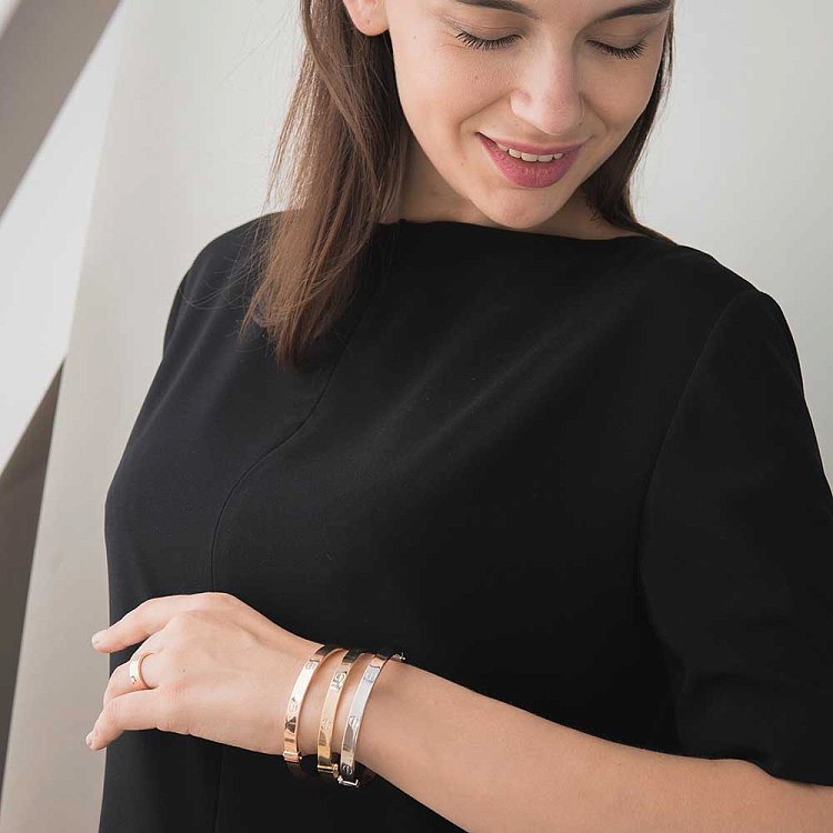 Жорсткий браслет Love з червоного золота б02244 від ювелірного магазину Онікс - 3