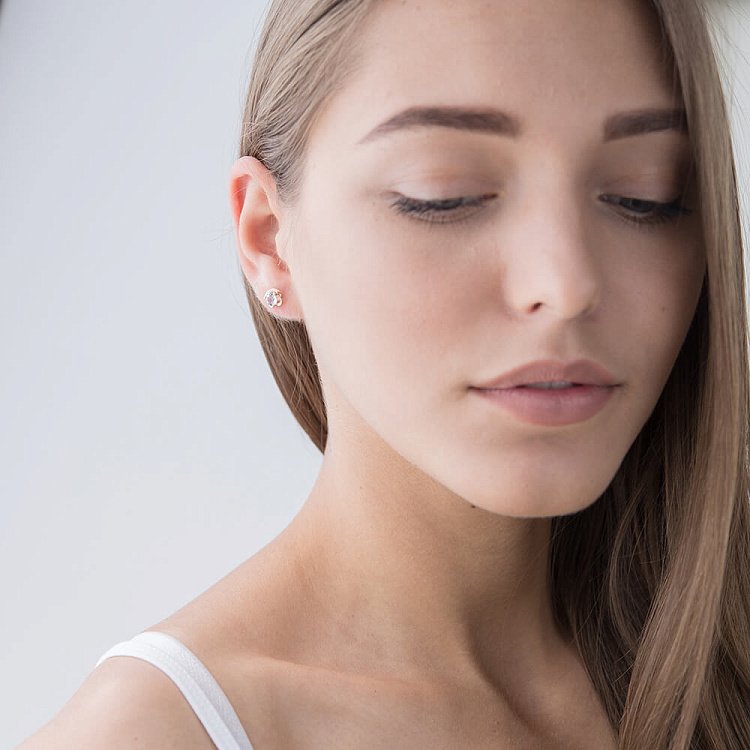 Золоті сережки-пусети з блакитним топазом с01797 від ювелірного магазину Онікс - 4