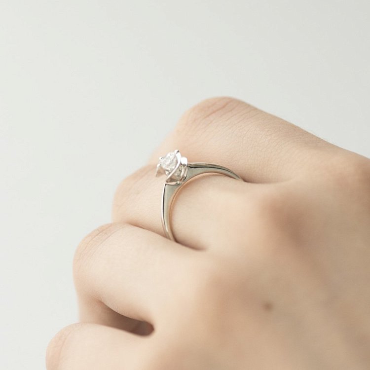 Золотое помолвочное кольцо с фианитом к02601 - 2 Золотое помолвочное кольцо с фианитом к02601 от ювелирного магазина Оникс - 2