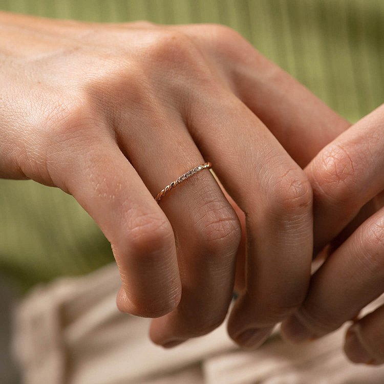 Кольцо "Мелоди" с фианитами (красное золото) к07546 от ювелирного магазина Оникс - 2