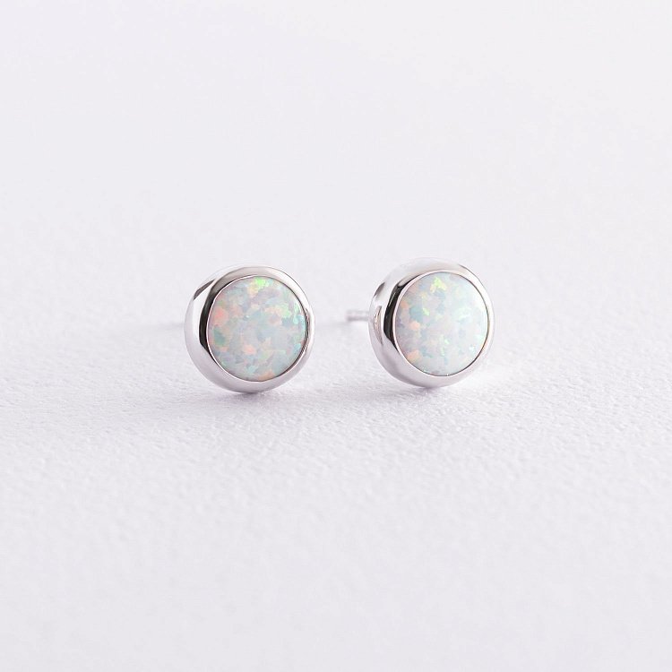 Золотые серьги-пусеты "Сияние" (синт. опал) 8 мм с07435 от ювелирного магазина Оникс