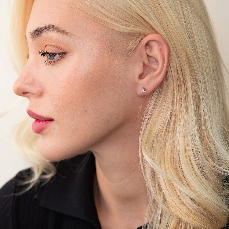 Золотые серьги - пусеты "Треугольники" с фианитами с02411 от ювелирного магазина Оникс - 4