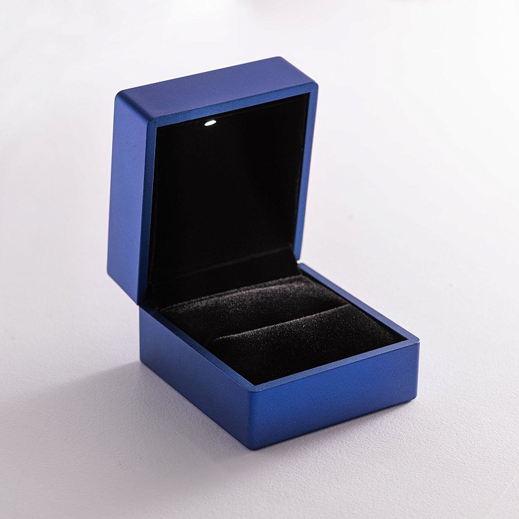 Синий футляр для украшений с подсветкой sfutlyar от ювелирного магазина Оникс