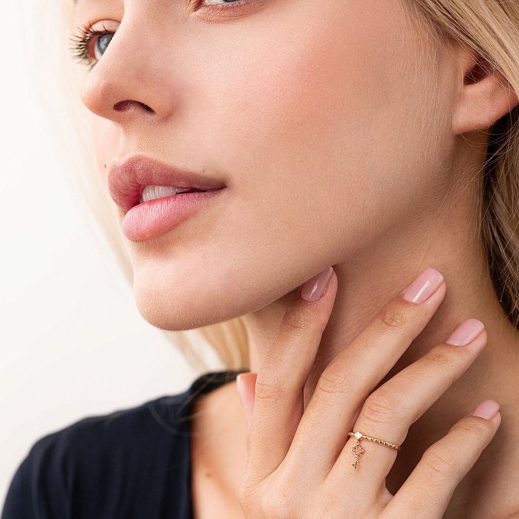 Золота каблучка "Ключик" з фіанітом к06800 - 2 Золота каблучка "Ключик" з фіанітом к06800 від ювелірного магазину Онікс - 2