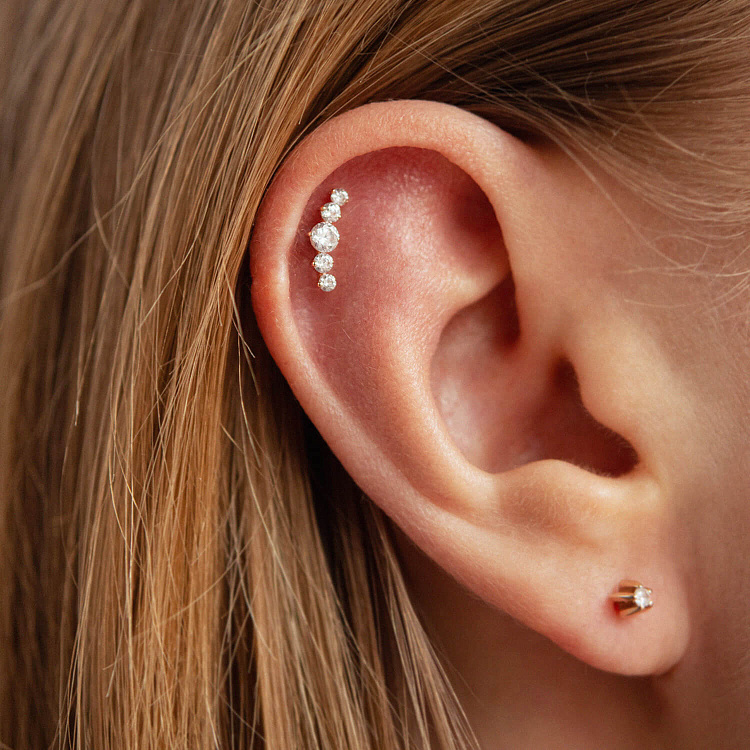 Одиночная золотая серьга для хеликса (фианиты) з40001к от ювелирного магазина Оникс