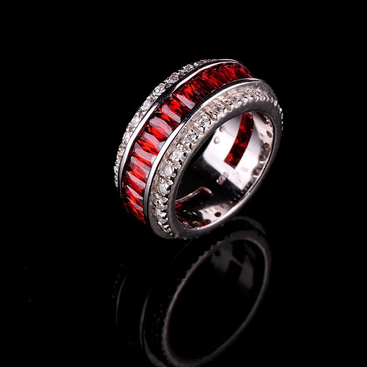 Серебряное кольцо с красными фианитами 11750к от ювелирного магазина Оникс