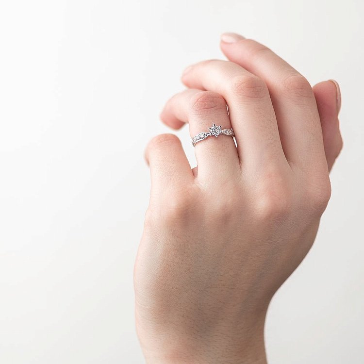 Золотое помолвочное кольцо с бриллиантами р0320б от ювелирного магазина Оникс - 1