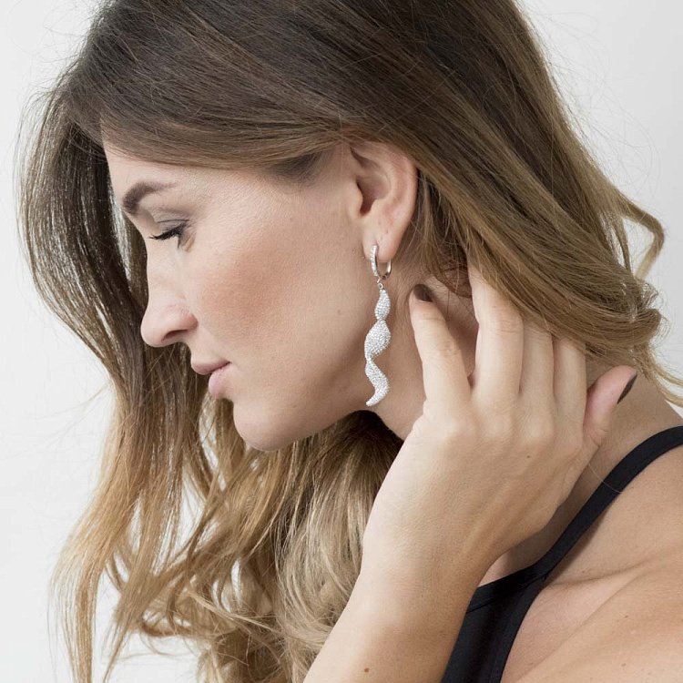 Срібні сережки з фіанітами 121847 від ювелірного магазину Онікс - 1