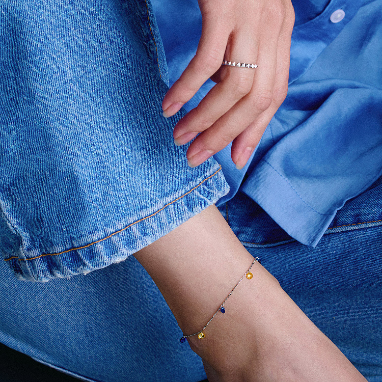 Браслет "Українка" у сріблі на ногу (сині та жовті фіаніти) 141611 від ювелірного магазину Онікс - 3