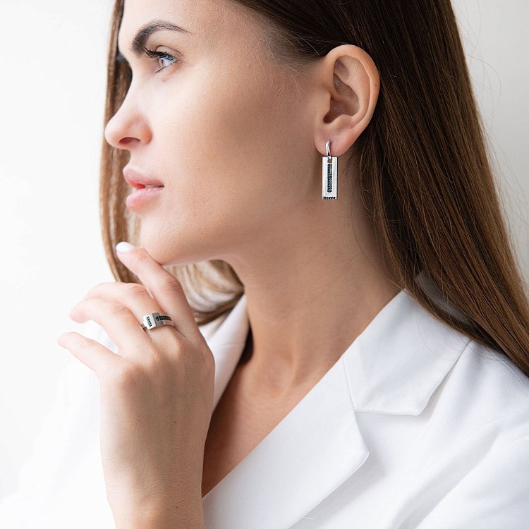 Кольцо в белом золоте с черными фианитами к06699 от ювелирного магазина Оникс - 1