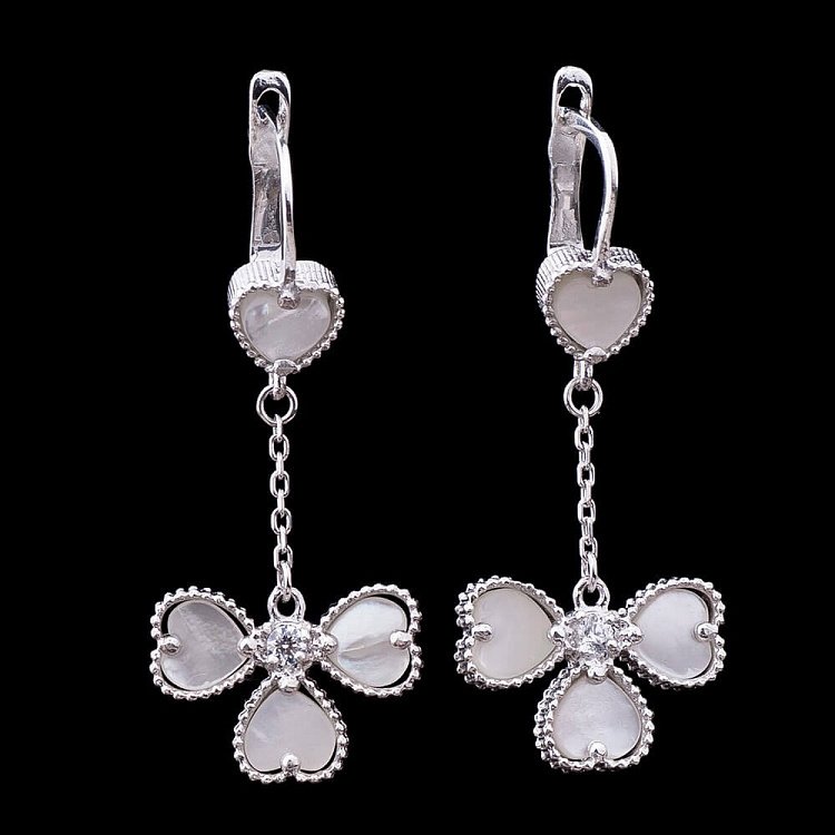 Серьги "Клевер" (перламутр, родий) 121596 от ювелирного магазина Оникс