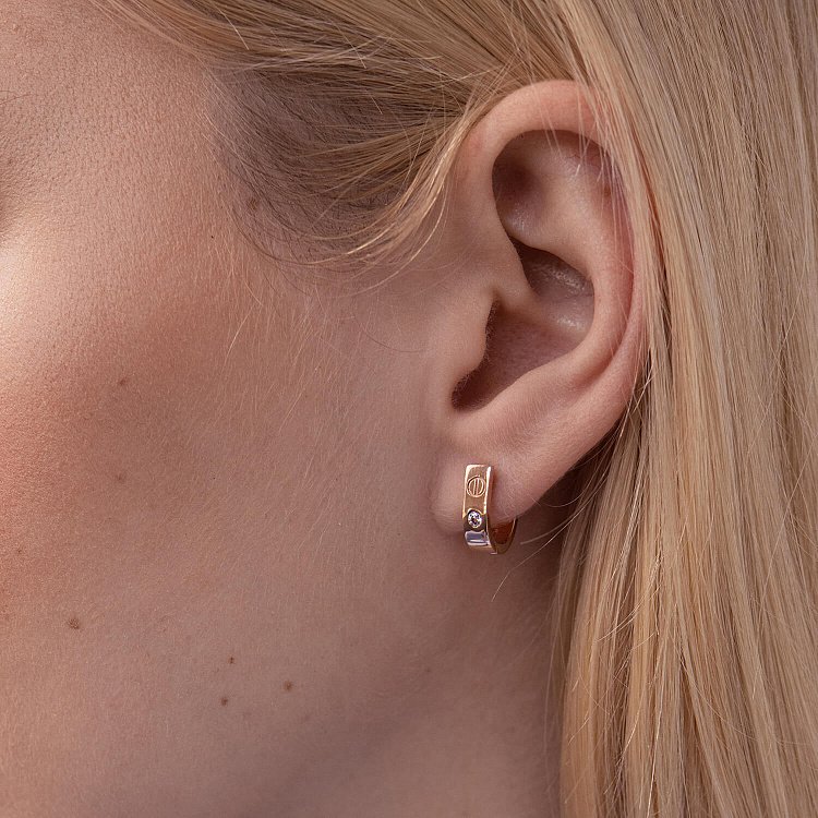 Золотые серьги "Love" с фианитами с07859 от ювелирного магазина Оникс - 1