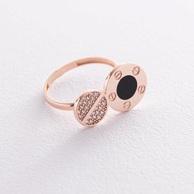 Золота каблучка з фіанітами і емаллю к06746 Золота каблучка з фіанітами і емаллю к06746 від ювелірного магазину Онікс