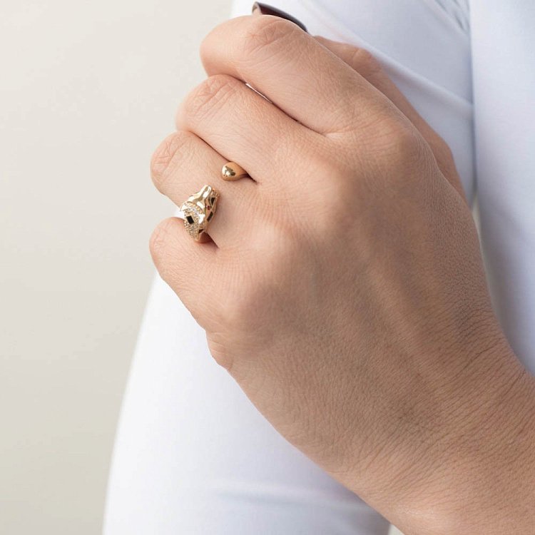 Золота каблучка "Пантера" (фіаніти, емаль) к05659 від ювелірного магазину Онікс - 1