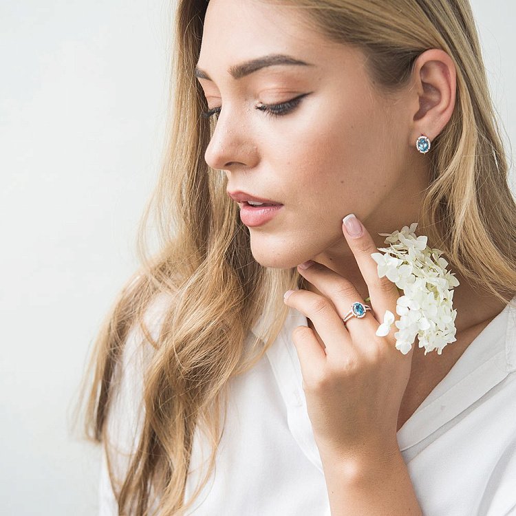 Золотое кольцо с голубым топазом и фианитами к04645 - 1 Золотое кольцо с голубым топазом и фианитами к04645 от ювелирного магазина Оникс - 1