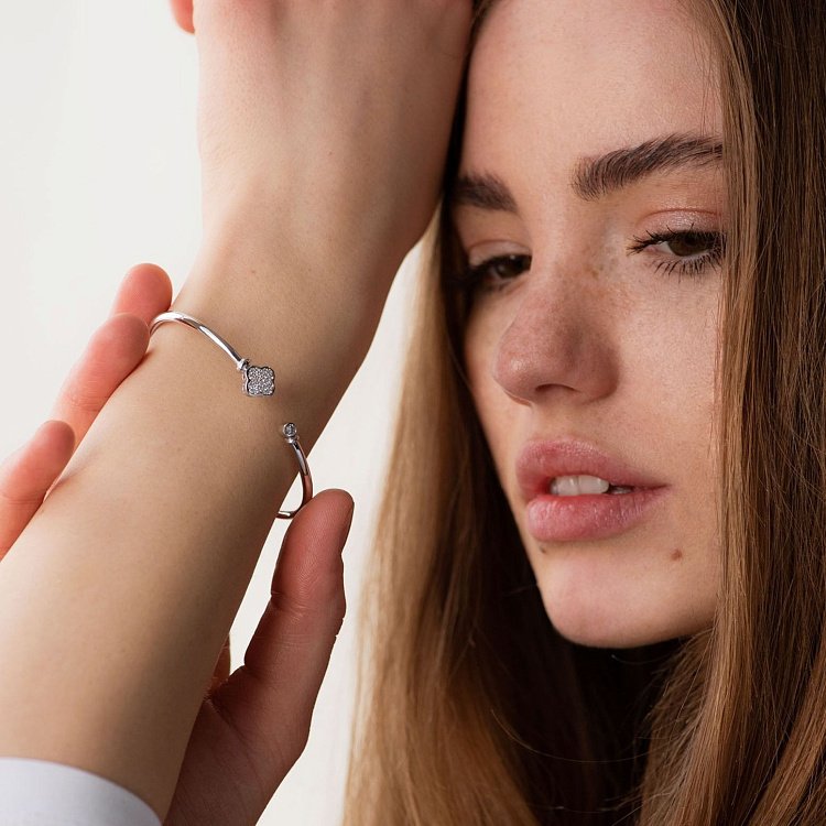 Золотий браслет "Конюшина" з фіанітами б04129 від ювелірного магазину Онікс