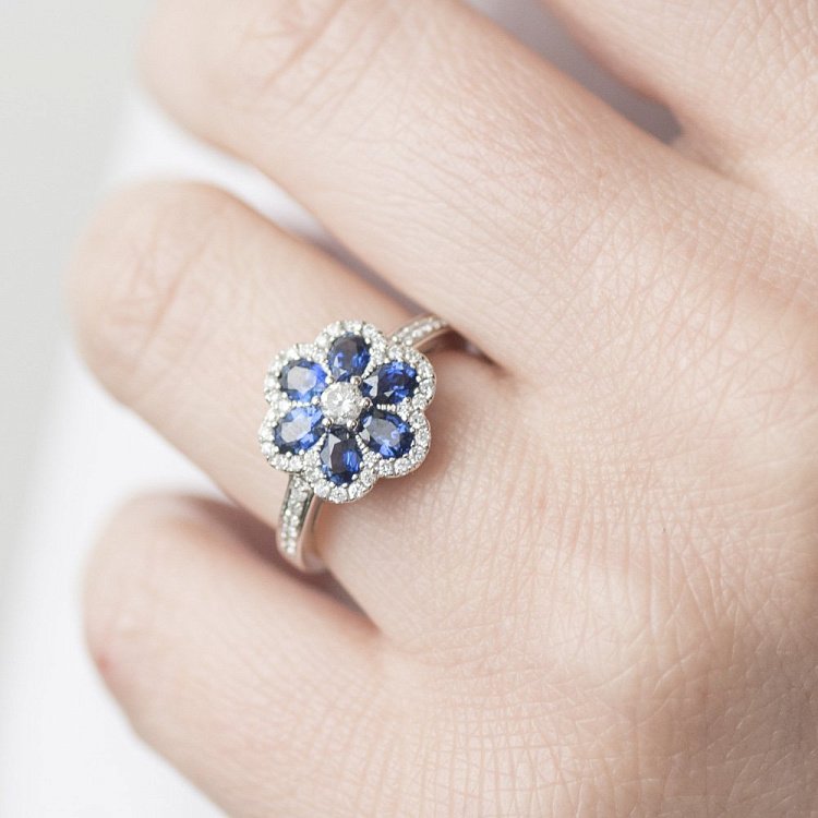 Золота каблучка "Квітка" з сапфірами і діамантами кб0056mi від ювелірного магазину Онікс - 3