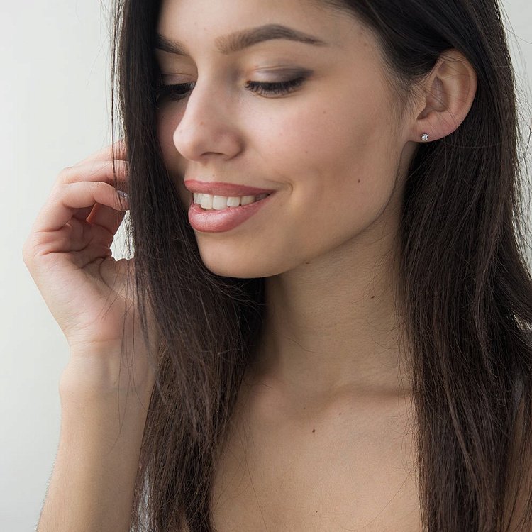 Золотые серьги-гвоздики с бриллиантами е0687б от ювелирного магазина Оникс - 3