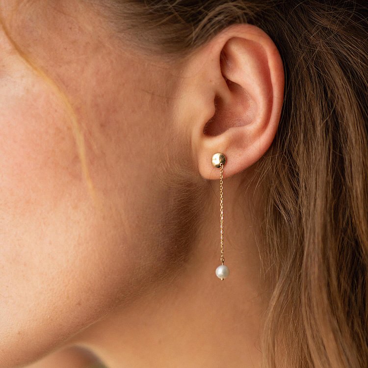 Сережки - пусети "Перлина на ланцюжку" у жовтому золоті с08293 від ювелірного магазину Онікс