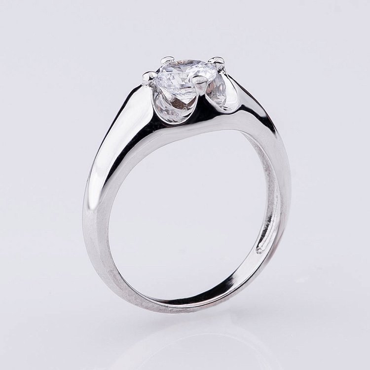 Серебряное кольцо с фианитом 111887 от ювелирного магазина Оникс - 1