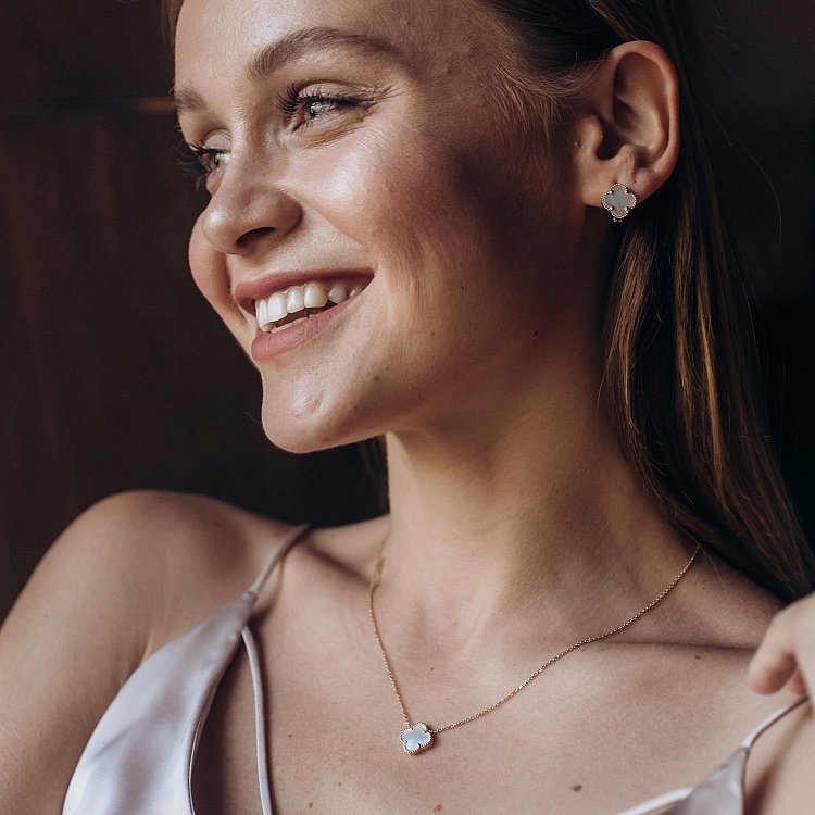 Серьги из желтого золота "Клевер" с перламутром с05061 от ювелирного магазина Оникс - 3