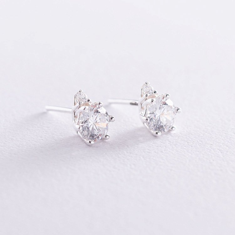 Срібні сережки-пусети з фіанітами 121624 від ювелірного магазину Онікс