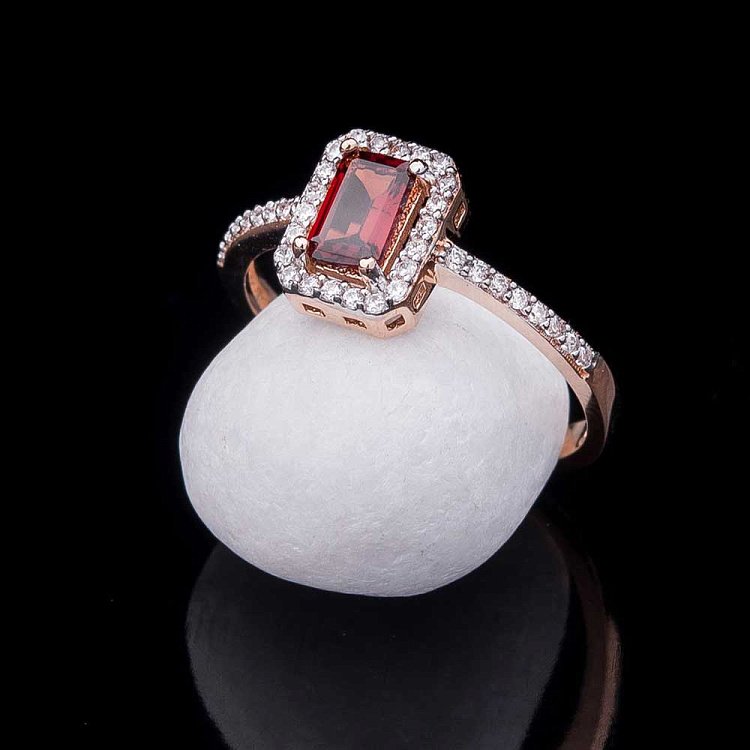 Золотое кольцо с пиропом (гранатом) и фианитами к04639 от ювелирного магазина Оникс - 3