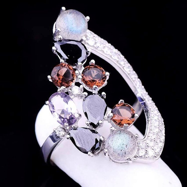 Срібний перстень з фіанітами 111582 від ювелірного магазину Онікс