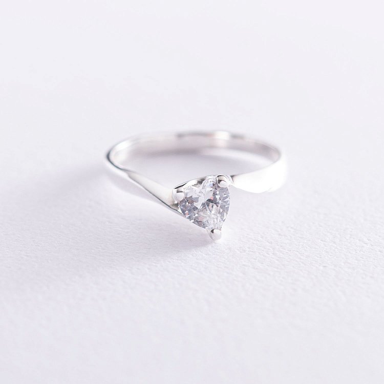 Срібна заручальна каблучка "Фіаніт в формі серця" 111938 від ювелірного магазину Онікс