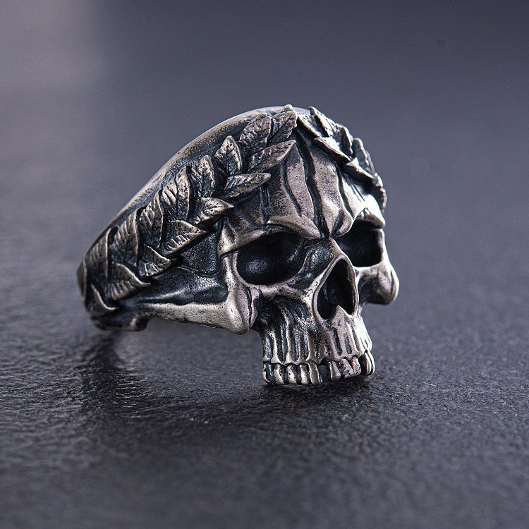 ﻿Мужское серебряное кольцо "Череп с венком" 112717 от ювелирного магазина Оникс